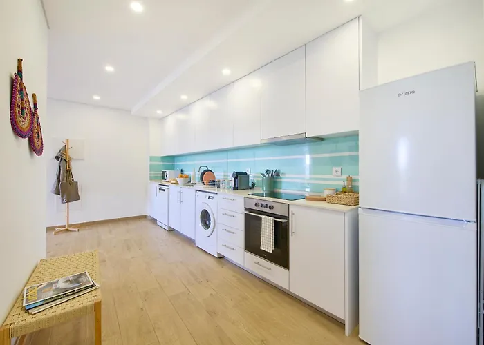 Large Group Stay, By Timecooler * Setúbal