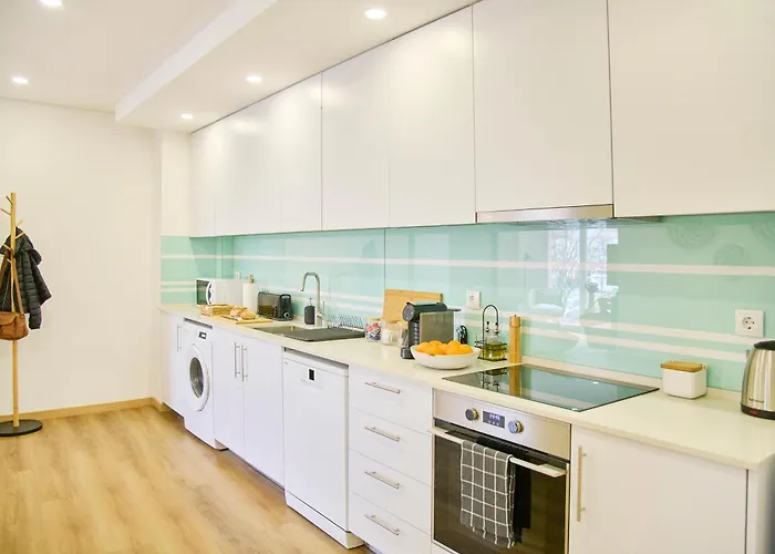 Large Group Stay, By Timecooler * Setúbal