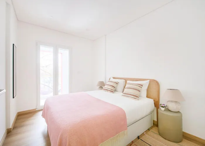 Vila Large Group Stay, By Timecooler