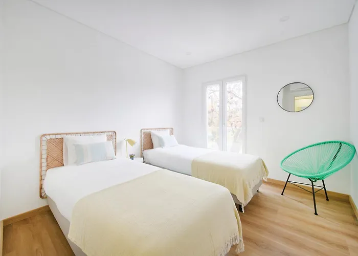 Large Group Stay, By Timecooler * Setúbal