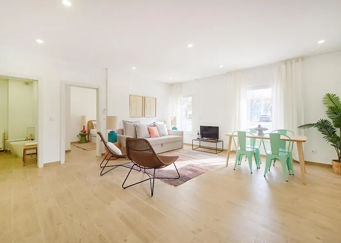 Vila Large Group Stay, By Timecooler