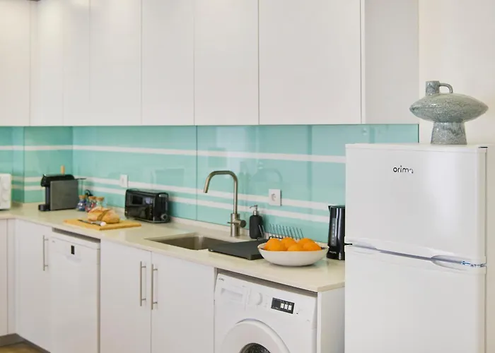 Large Group Stay, By Timecooler * Setúbal