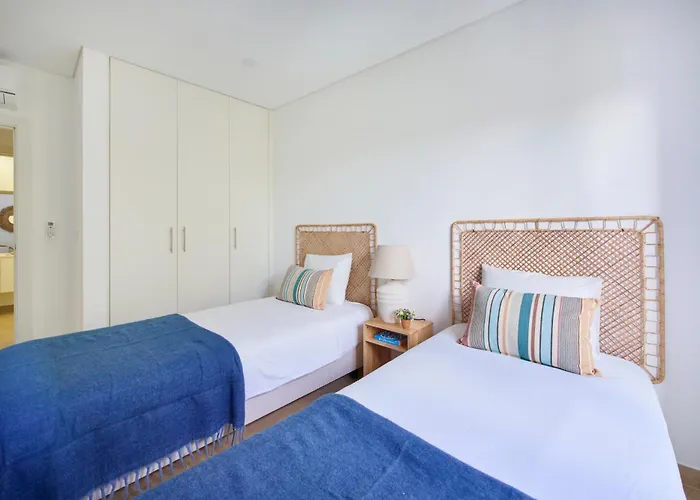 Large Group Stay, By Timecooler * Setúbal