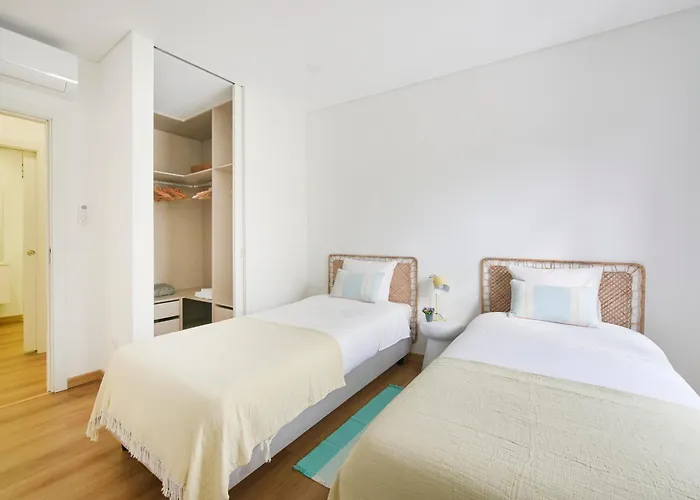 Large Group Stay, By Timecooler * Setúbal