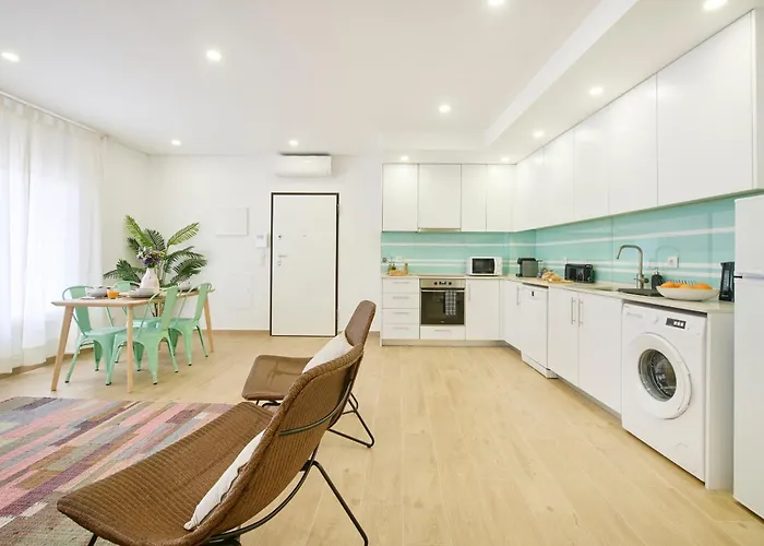 Large Group Stay, By Timecooler * Setúbal